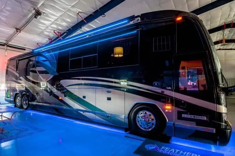 2009 Featherlite H3-45 – Triple Slide