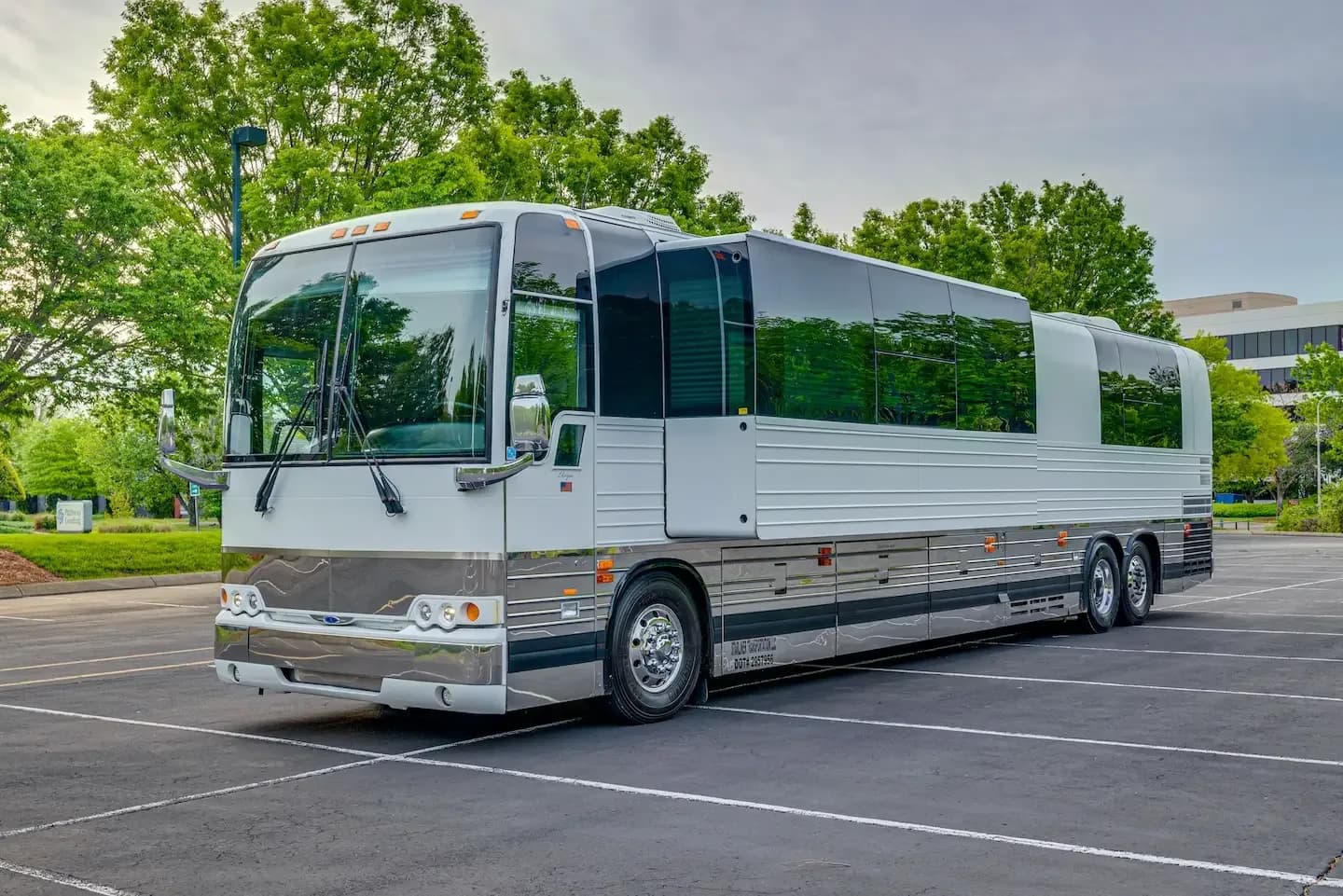 2004 Prevost XLII Single Slide 12 Bunk Entertainer