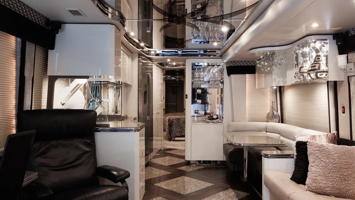 2008 Prevost H3-45 Featherlite Double Slide