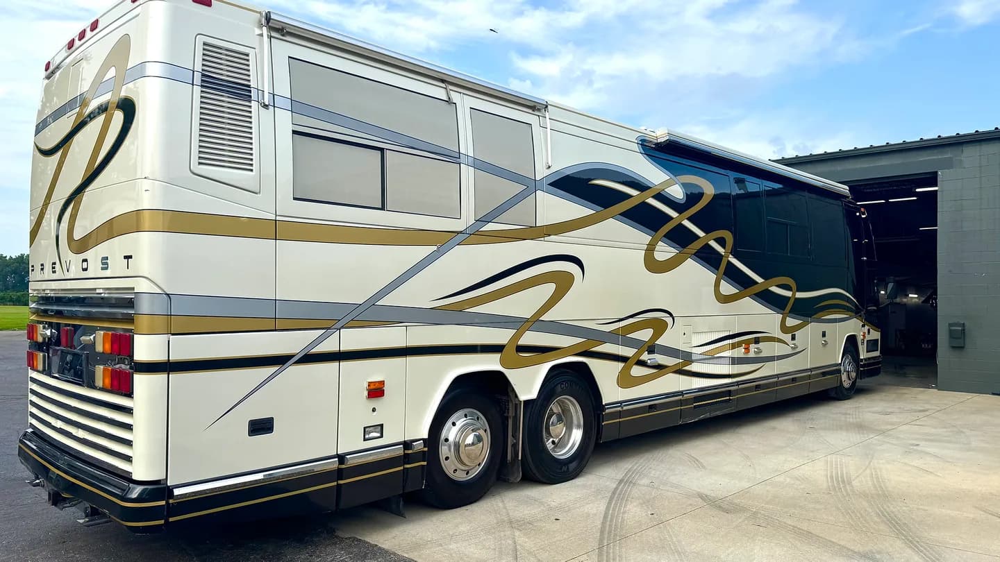 1999 Prevost H3-45 Featherlite Double Slide