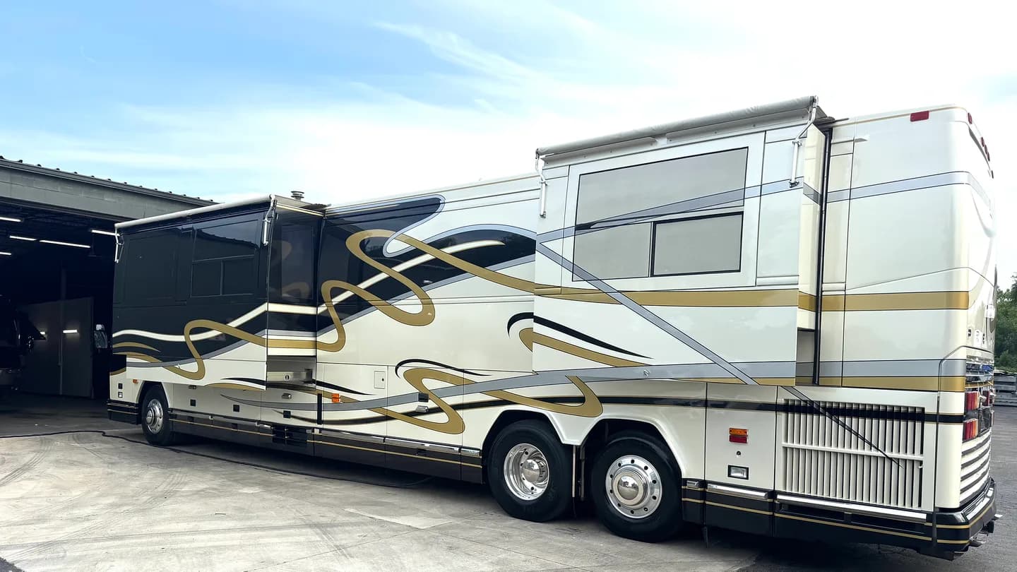 1999 Prevost H3-45 Featherlite Double Slide