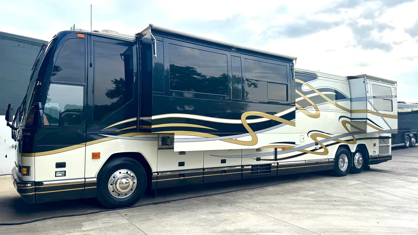 1999 Prevost H3-45 Featherlite Double Slide