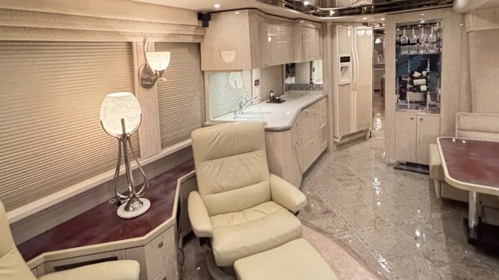 2005 Featherlite Vantare H3-45 DS