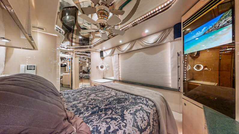 1999 Prevost Featherlite H3-45