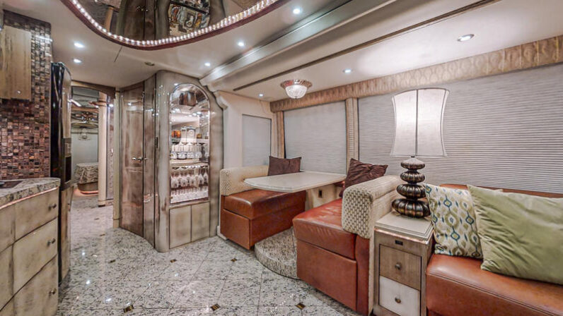 2005 Prevost Millennium H3-45