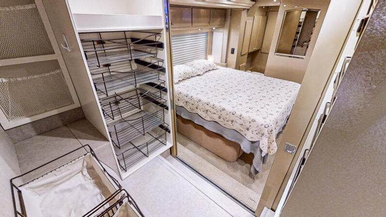 2004 Prevost Country Coach XLII