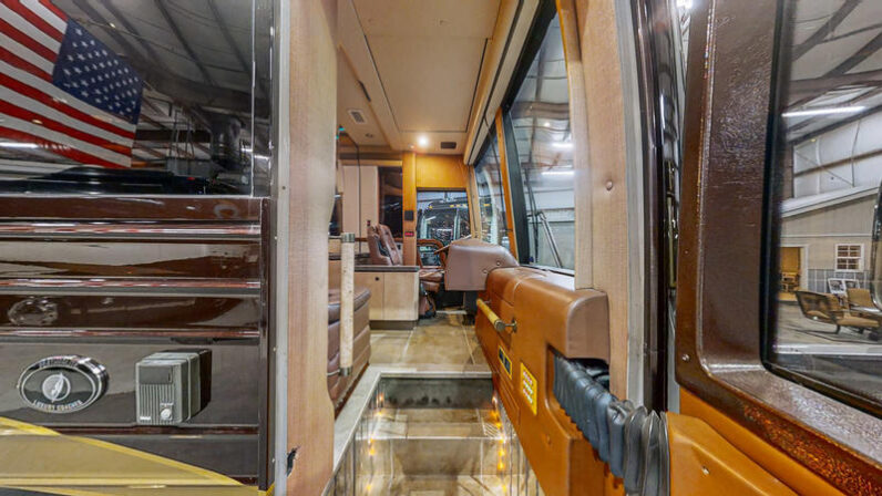 2007 Prevost Featherlite XLII