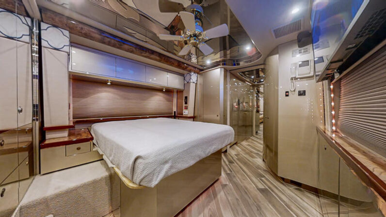 2008 Prevost Featherlite XLII