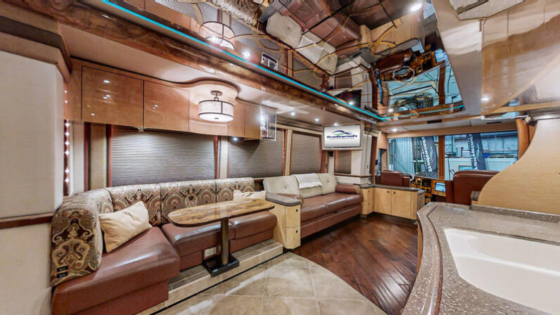 2007 Prevost Featherlite XLII