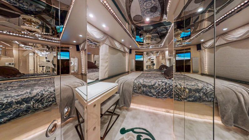 1999 Prevost Featherlite H3-45