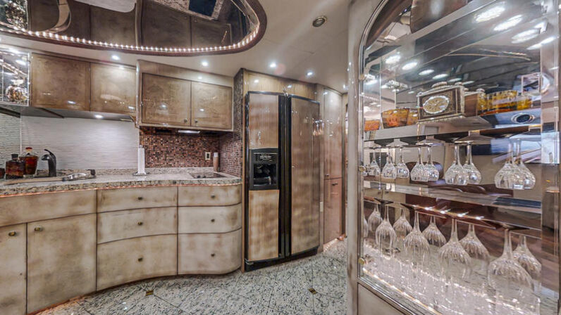 2005 Prevost Millennium H3-45