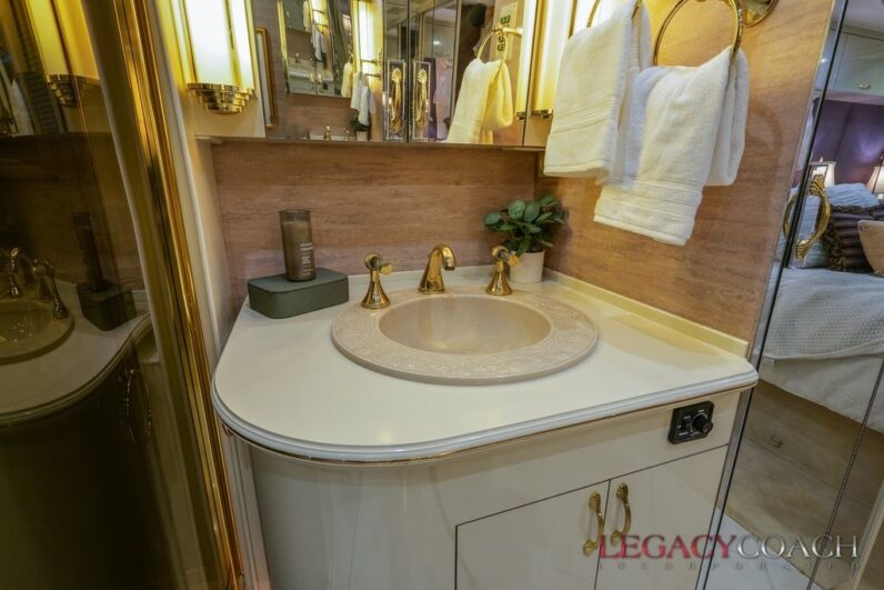 2001 Prevost Country Coach XLII – Non-Slide