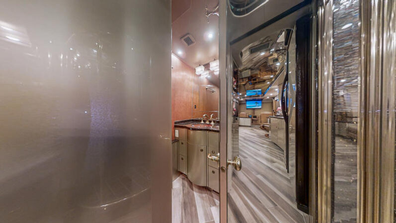 2008 Prevost Featherlite XLII