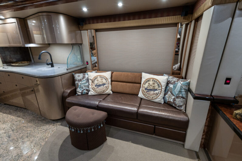 2008 Prevost Featherlite H3-45