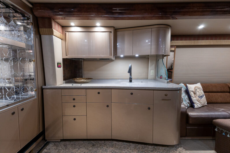 2008 Prevost Featherlite H3-45