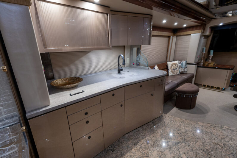 2008 Prevost Featherlite H3-45