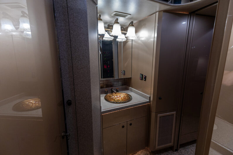 2008 Prevost Featherlite H3-45