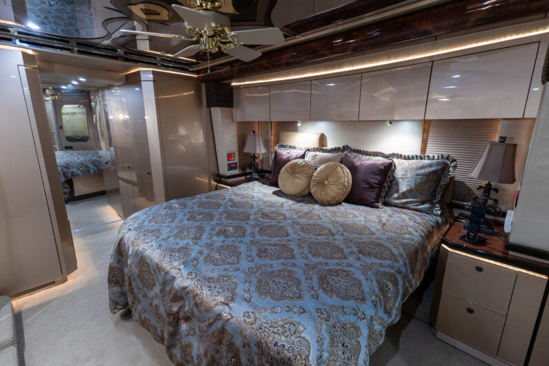 2008 Prevost Featherlite H3-45