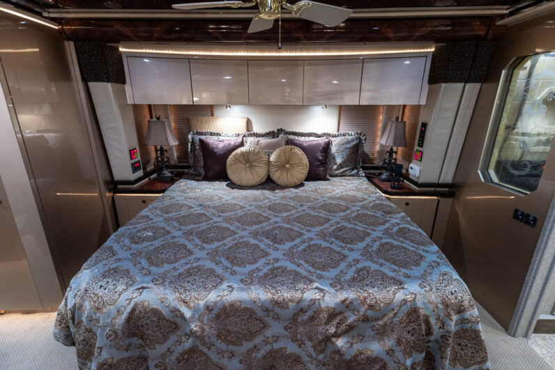 2008 Prevost Featherlite H3-45