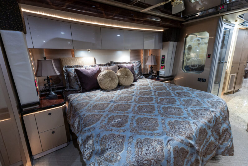 2008 Prevost Featherlite H3-45