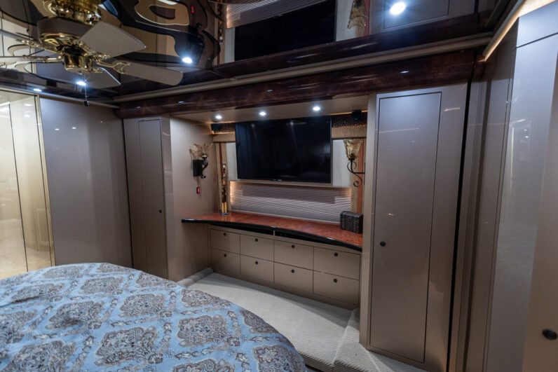 2008 Prevost Featherlite H3-45