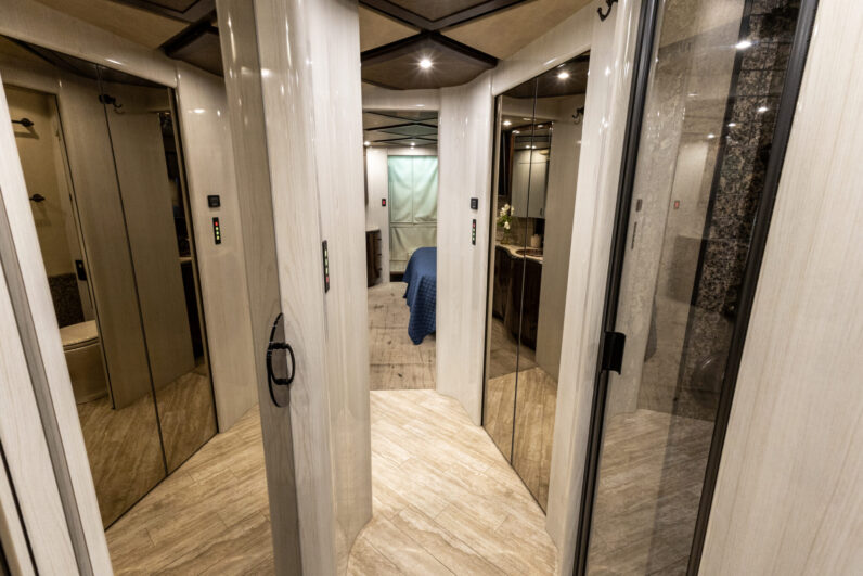 2009 Prevost Marathon H3-45