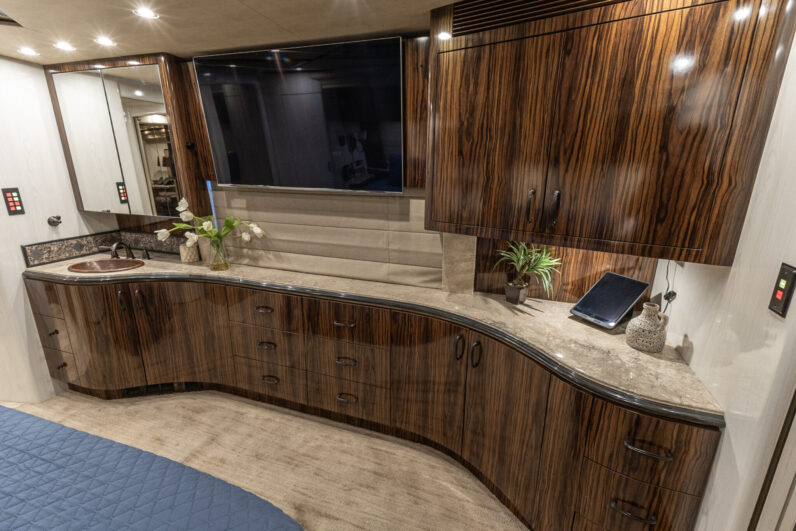 2009 Prevost Marathon H3-45