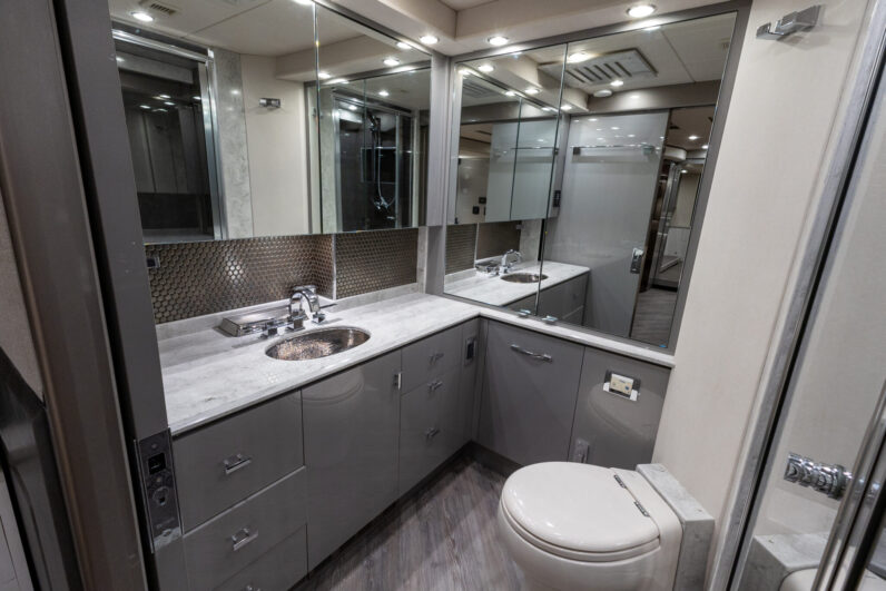 2021 Prevost Emerald H3-45