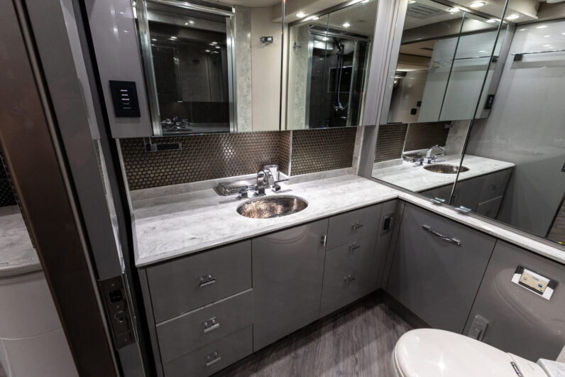 2021 Prevost Emerald H3-45