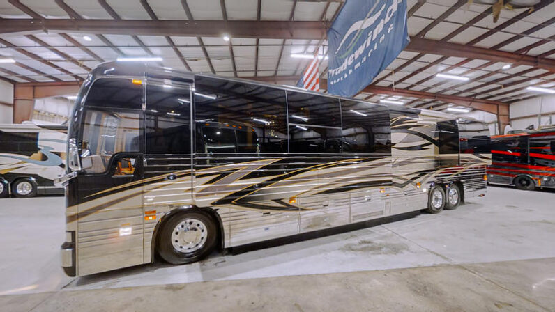 2008 Prevost Featherlite XLII