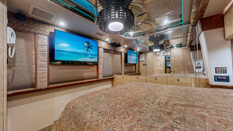 2007 Prevost Featherlite XLII
