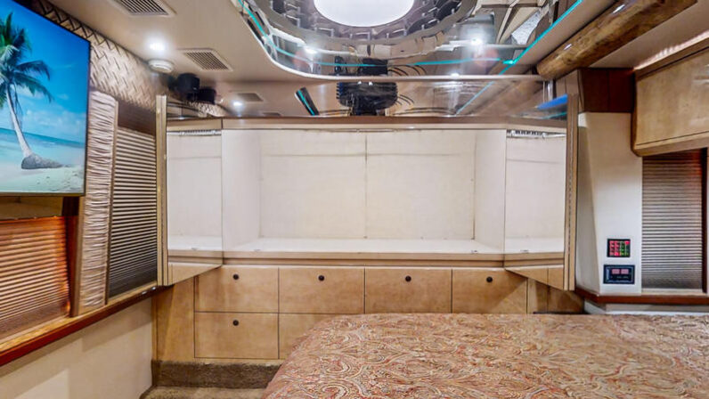 2007 Prevost Featherlite XLII