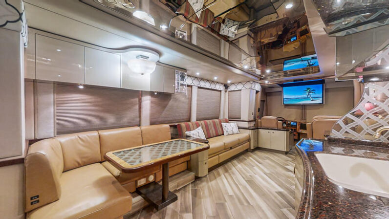 2008 Prevost Featherlite XLII