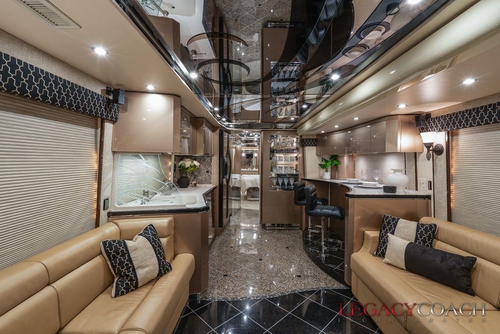 2005 Prevost Featherlite H3-45 – Double Slide