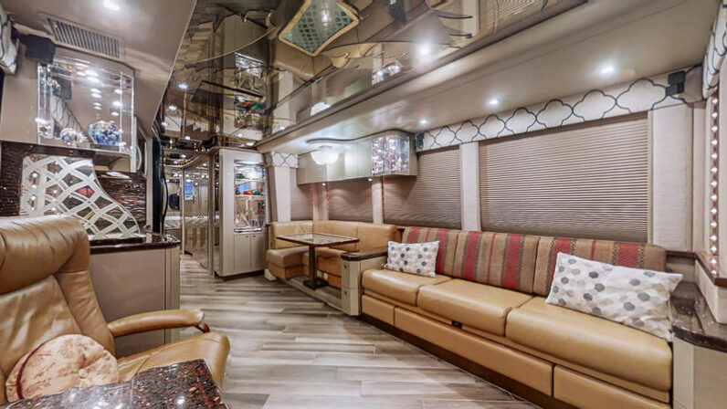 2008 Prevost Featherlite XLII