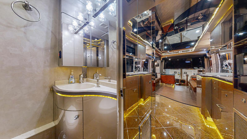 2005 Prevost Featherlite H3-45