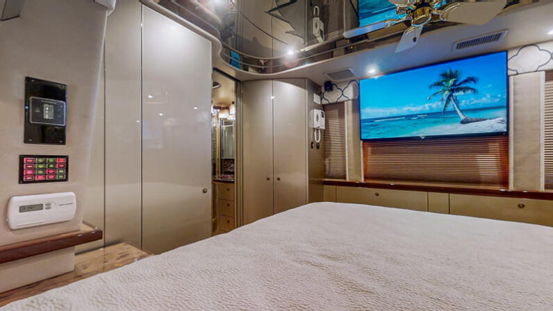 2008 Prevost Featherlite XLII