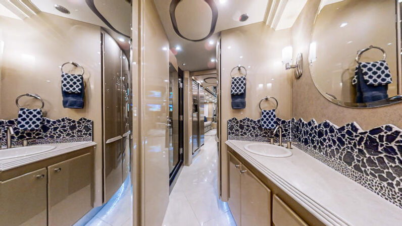 2004 Prevost Country Coach XLII