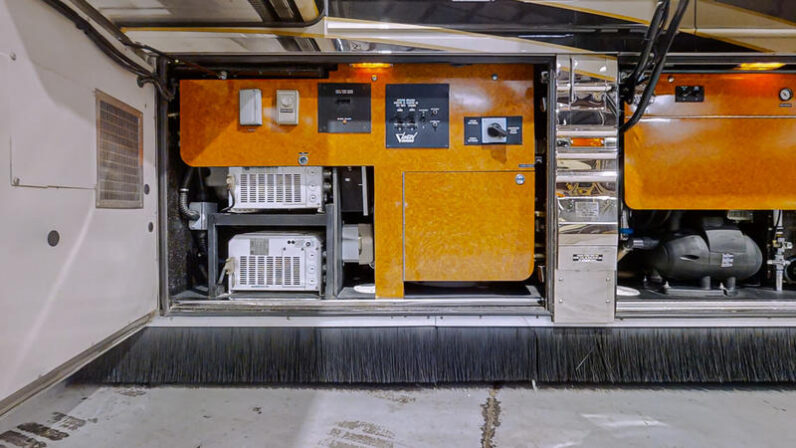 2008 Prevost Featherlite XLII