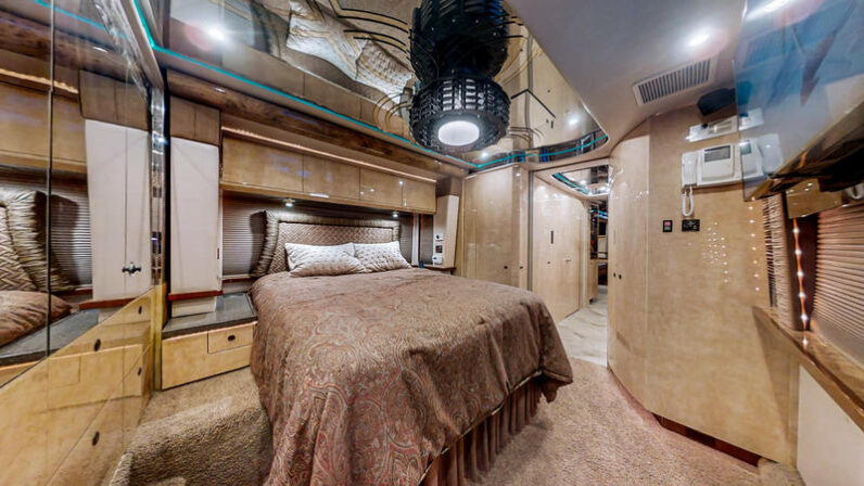 2007 Prevost Featherlite XLII