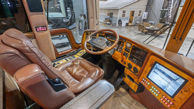 2007 Prevost Featherlite XLII
