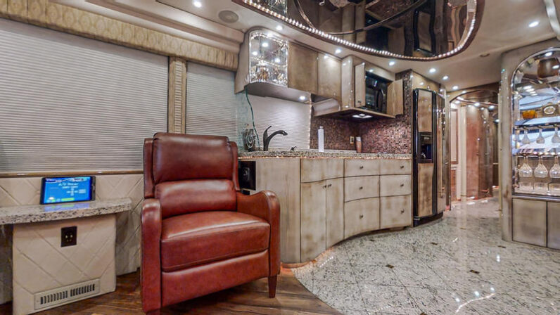 2005 Prevost Millennium H3-45