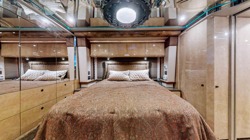 2007 Prevost Featherlite XLII