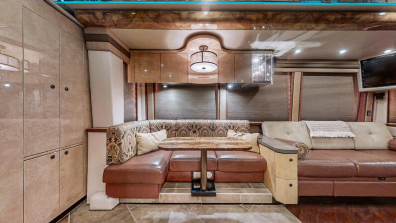 2007 Prevost Featherlite XLII