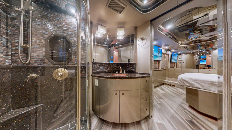 2008 Prevost Featherlite XLII