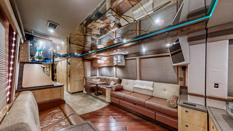2007 Prevost Featherlite XLII