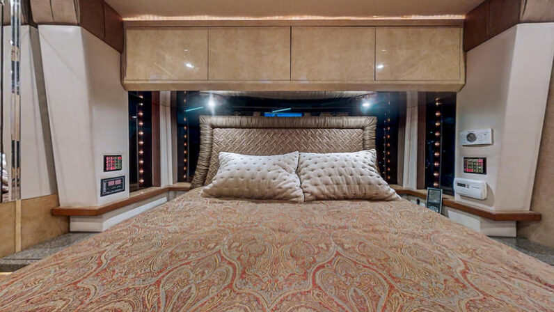 2007 Prevost Featherlite XLII