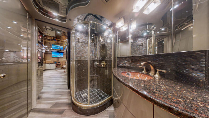 2008 Prevost Featherlite XLII