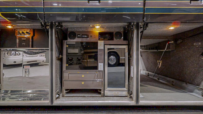 1999 Prevost Featherlite H3-45