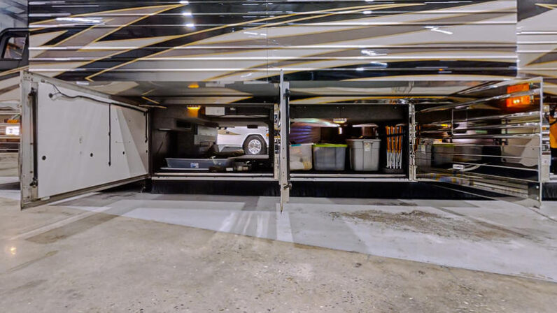 2008 Prevost Featherlite XLII